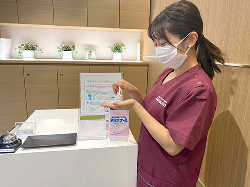 店舗受付付近にアルコール消毒液を設置しております。